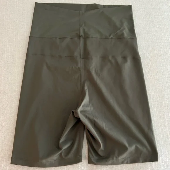 Nike Maternity Active Shorts in Excellent Used Condition, comfortable & cute szL - Picture 2 of 3